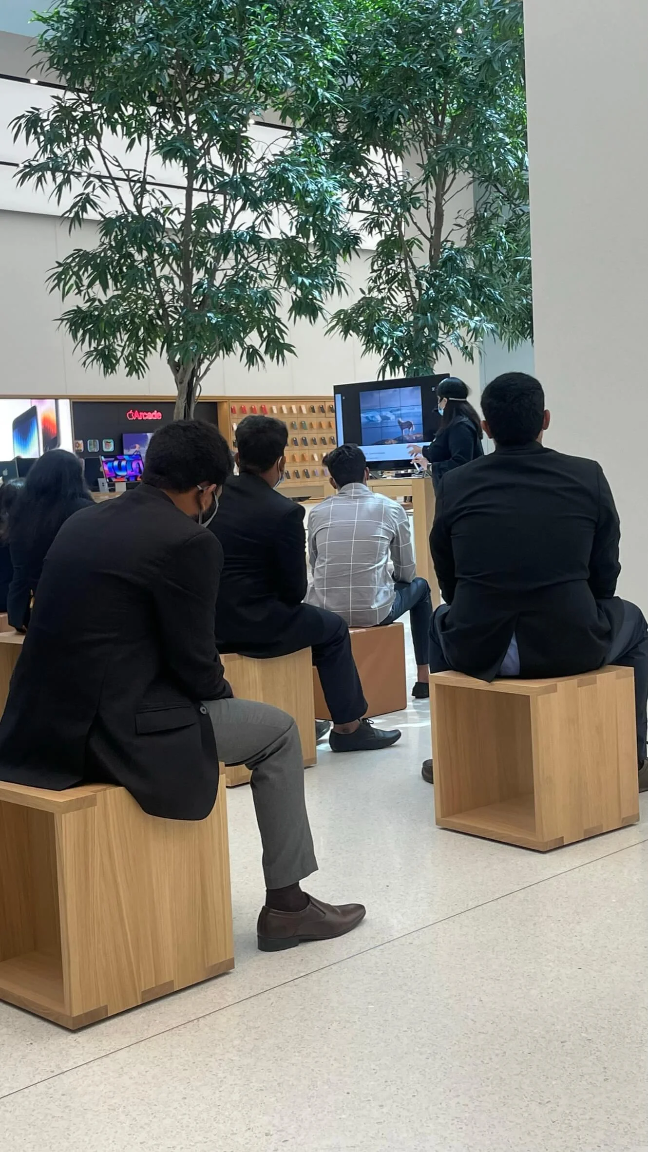 APPLE STORE VISIT - MALL OF EMIRATES - Image 4
